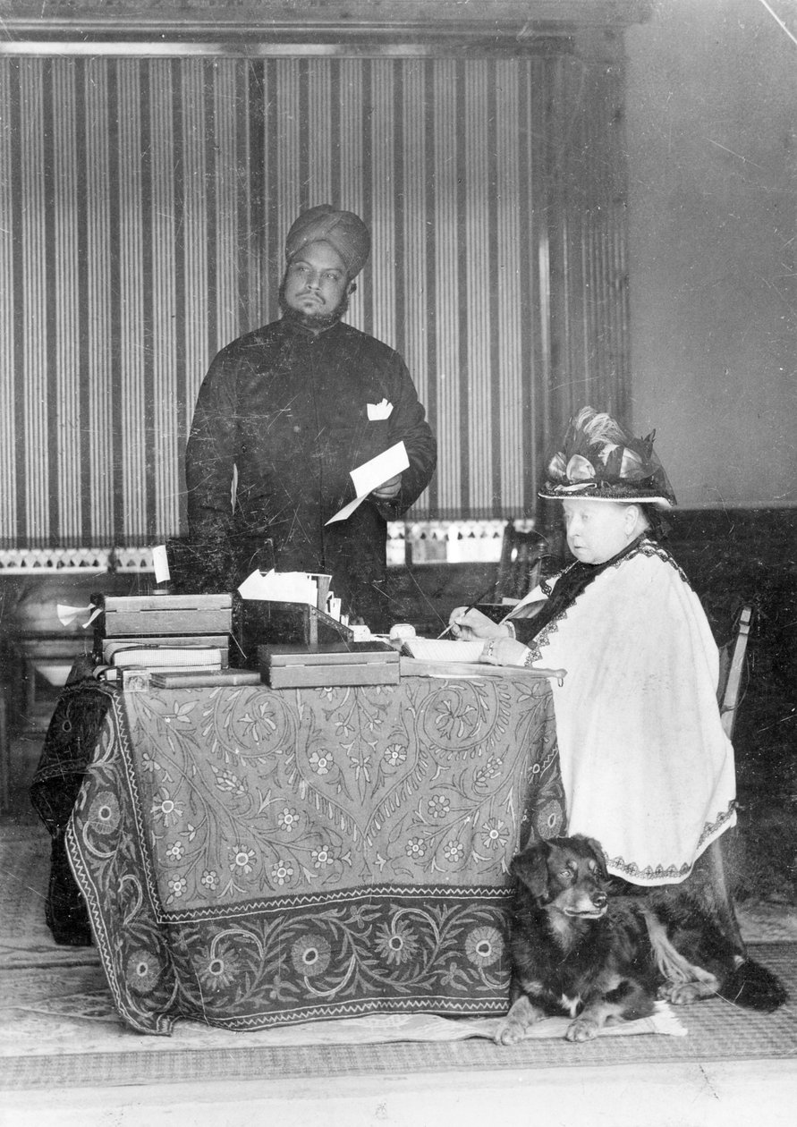 Rainha Victoria, Imperatriz da Índia e Abdul Karim The Munshi, c.1894 de English Photographer