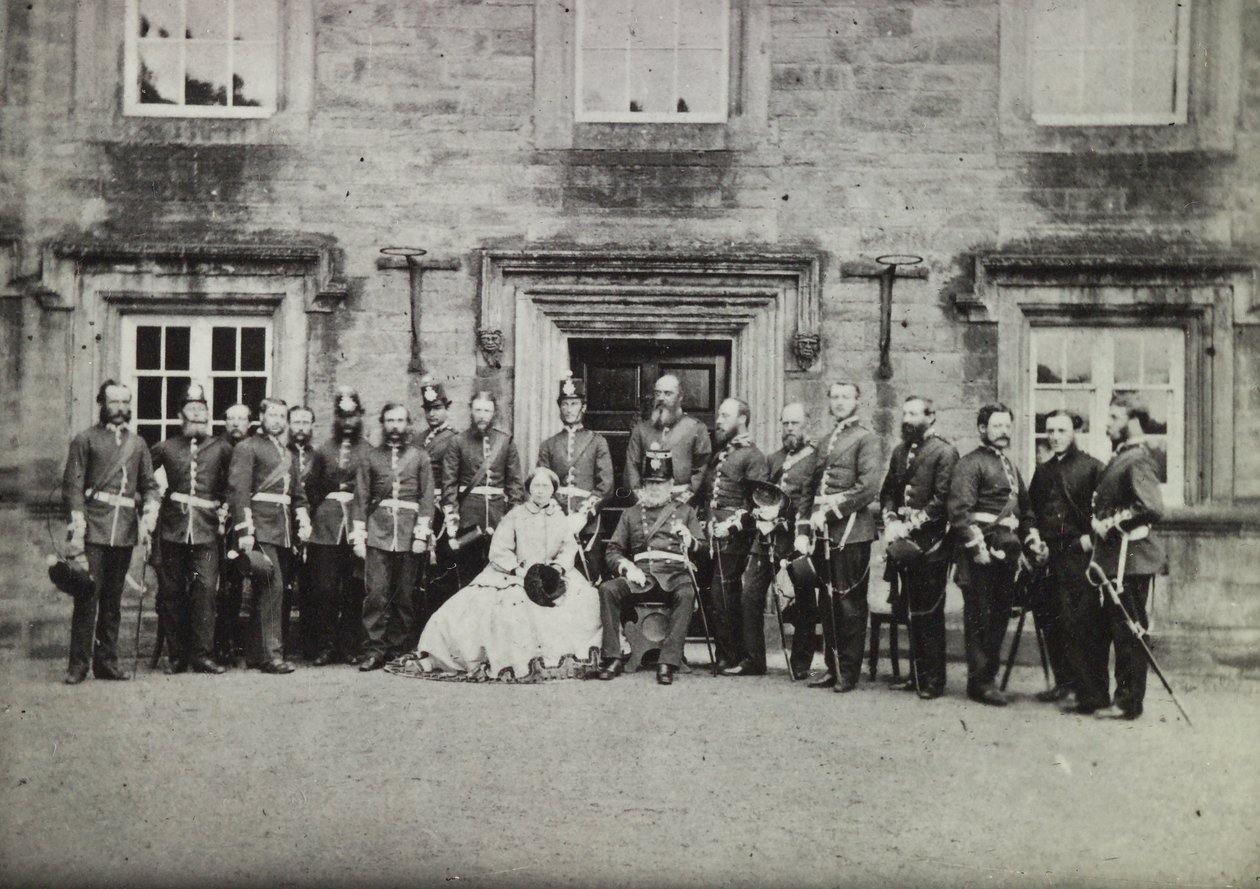 Rainha Vitória e oficiais do Exército, da coleção do coronel Philip S Newton, 1860 de English Photographer