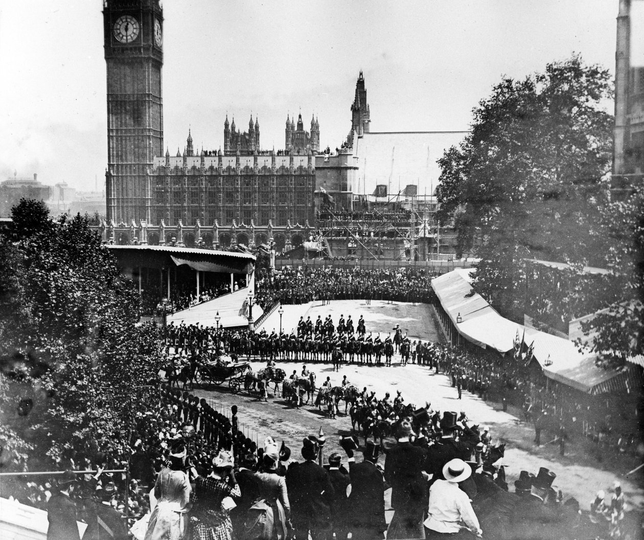 Rainha Vitória passando pela Abadia de Westminster em sua Procissão do Jubileu de Diamante, 1897 de English Photographer
