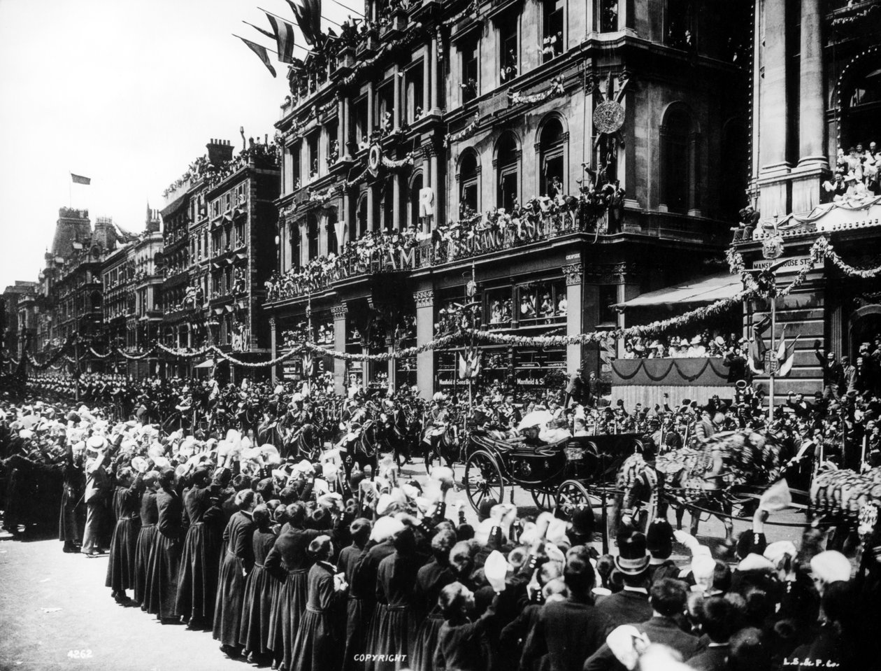 Treinador da rainha Victorias dirigindo através de Cheapside durante sua procissão do Jubileu de diamante, 1897 de English Photographer