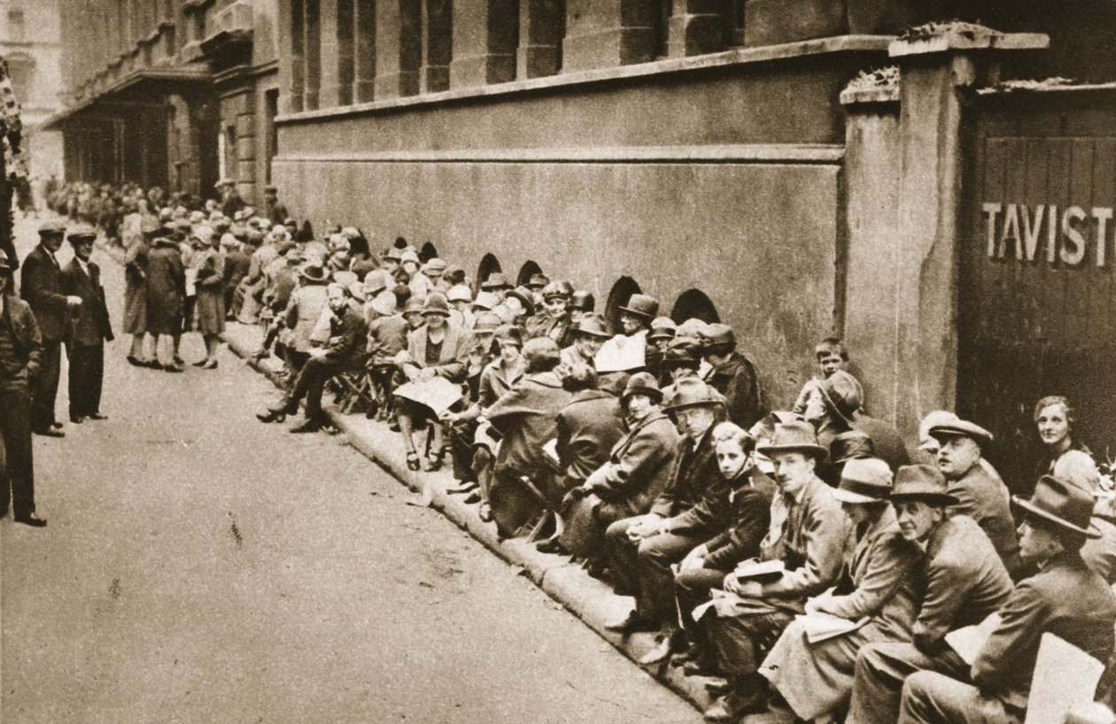 Fila em Floral Street por ingressos para uma apresentação na Royal Opera House, em Covent Garden, de Wonderful London, publicada em 1926-27 (fotogravura) de English Photographer