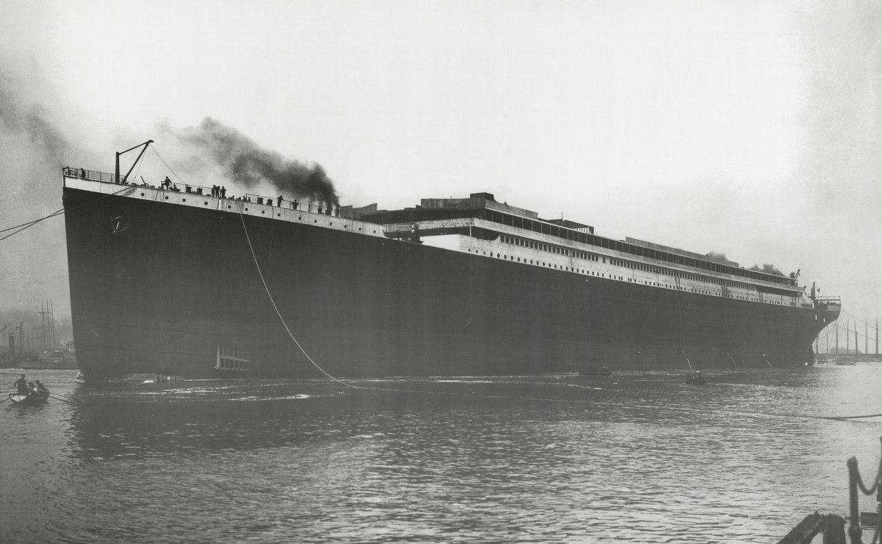 RMS Titanic lançado: Titanic à tona pela primeira vez, mas sem motores, caldeiras, máquinas e acessórios, 31 de maio de 1911 de English Photographer