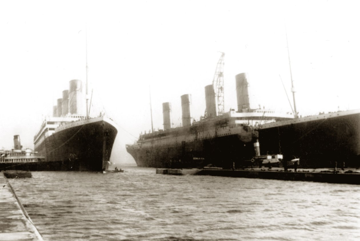RMS Titanic sendo retirado da doca seca para permitir que seu navio irmão, RMS Olympic, tenha uma hélice substituída, 6 de março de 1912 de English Photographer