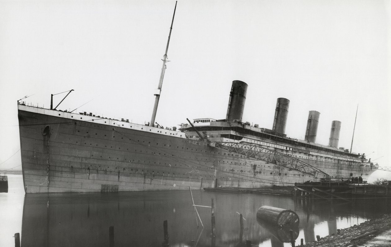 RMS Titanic durante o arranjo, 01 de janeiro de 1912 de English Photographer