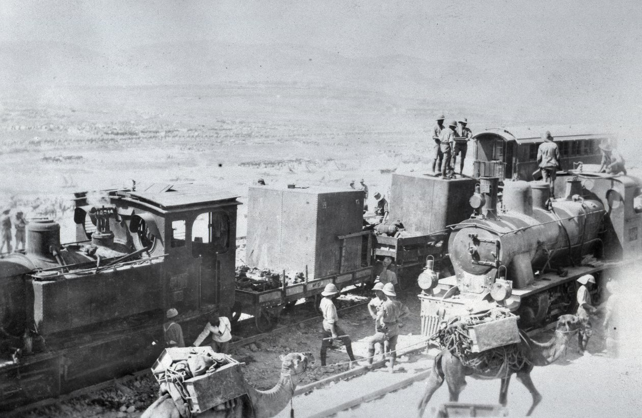 Locomotivas ferroviárias com camelos de suprimento na Mesopotâmia durante a Primeira Guerra Mundial, a partir de um álbum compilado pelo tenente Kindom de English Photographer
