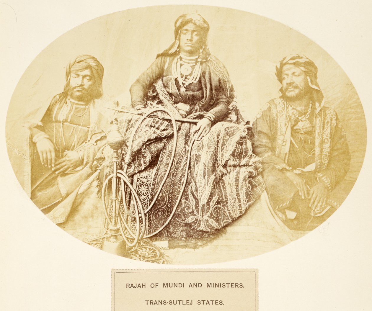 Rajah de Mundi e ministros, Trans-Sutlej Unidos, do povo da Índia, por J. Forbes Watson, publicado em 1868 (impressão albumen) de English Photographer