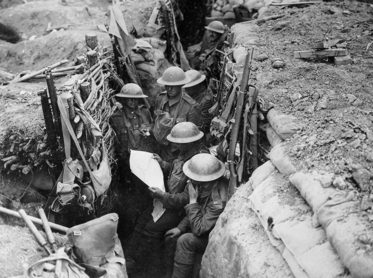 Lendo um jornal nas trincheiras, 1916-17 de English Photographer