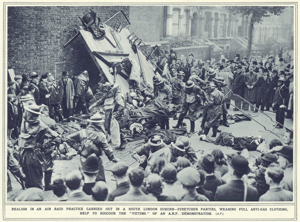 Realismo em uma prática de ataque aéreo realizada em um subúrbio ao sul de Londres, de The Illustrated War News, publicado em 8 de novembro de 1939 de English Photographer