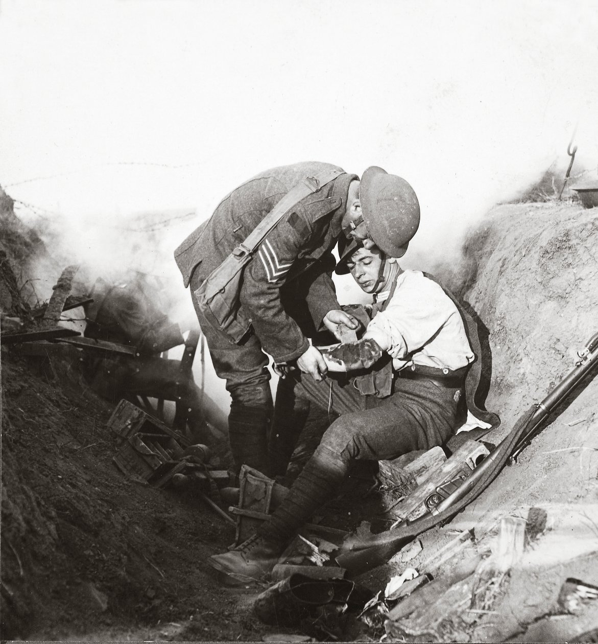 Recebendo primeiros socorros de seu sargento em uma seiva durante o auge da batalha em Peronne, 1918 de English Photographer