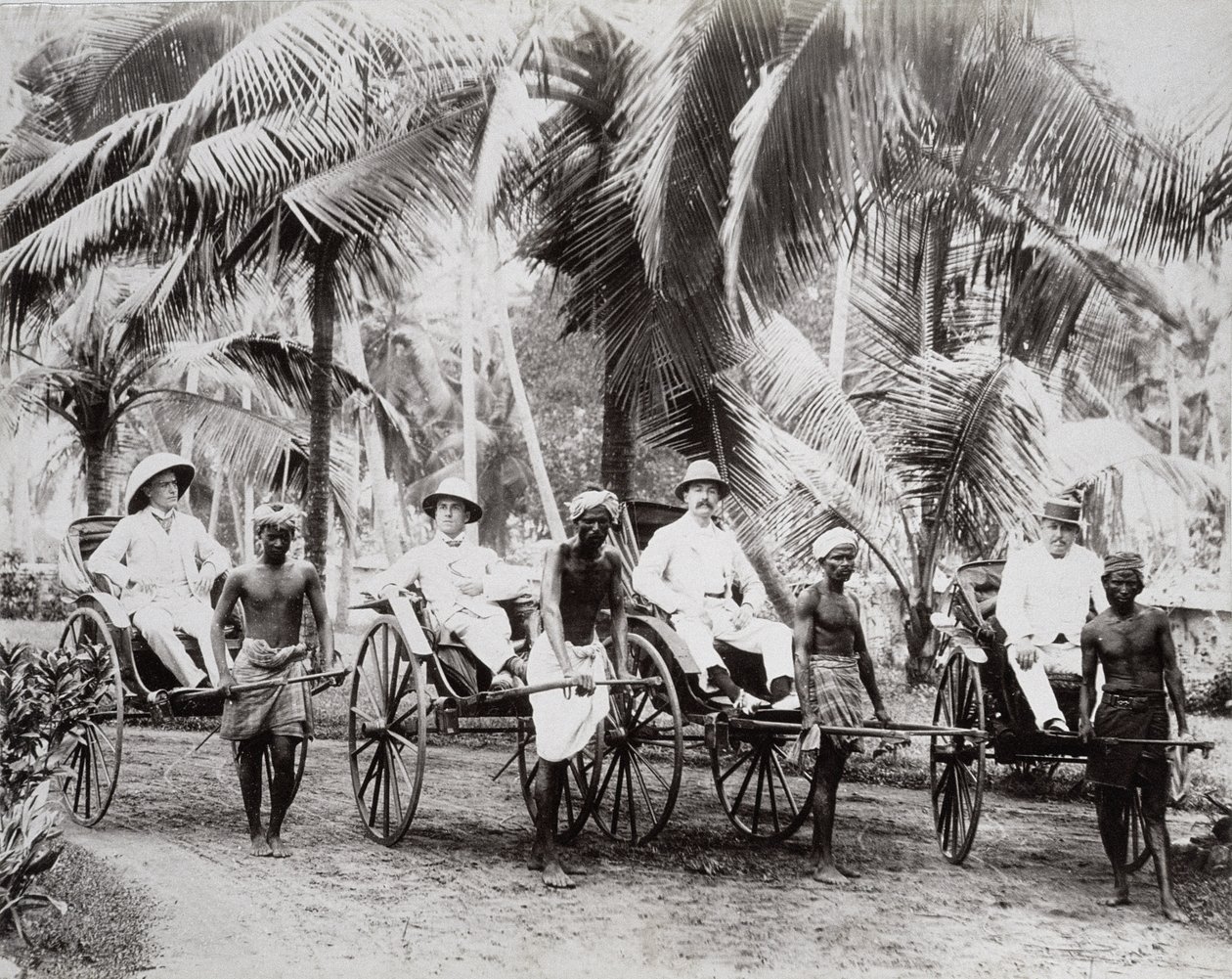 Portadores de riquixás, Ceilão, c.1875 (impressão de albume) de English Photographer
