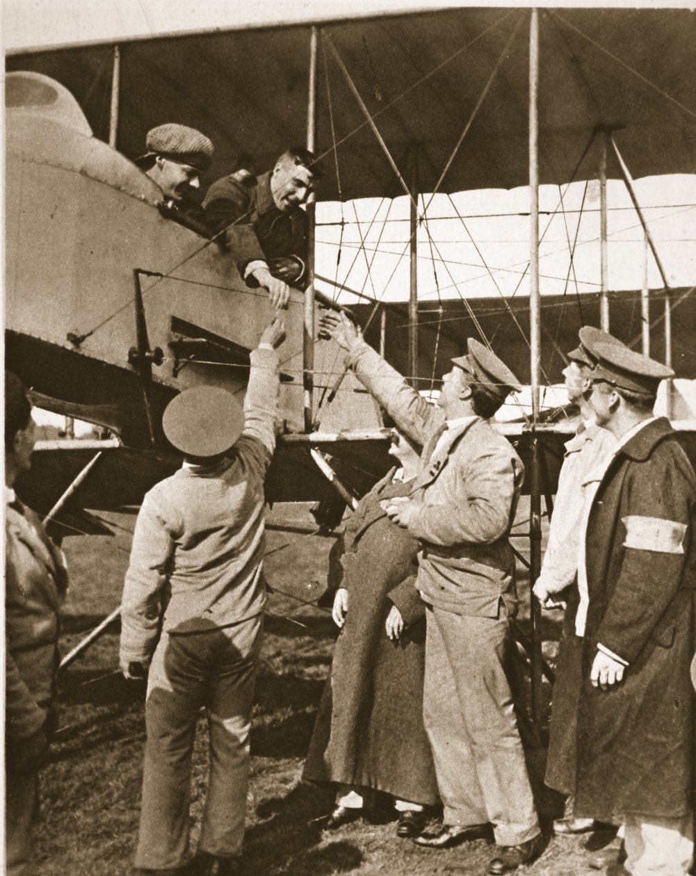 Riscos do ar como um desvio após as trincheiras! Soldados feridos fazendo viagens aéreas, do The Illustrated War News, 5 de julho de 1916 (foto sépia) de English Photographer
