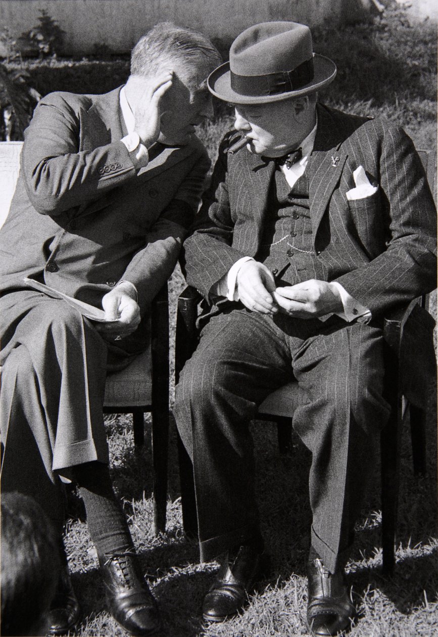 Roosevelt e Churchill conversam profundamente na Conferência de Casablanca, Marrocos, janeiro de 1943 de English Photographer
