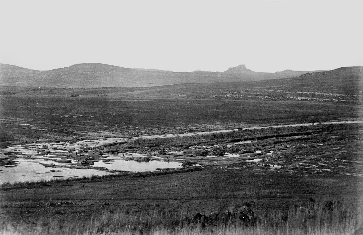 Rorkes Drift com Isandlwana à distância, 1879 de English Photographer