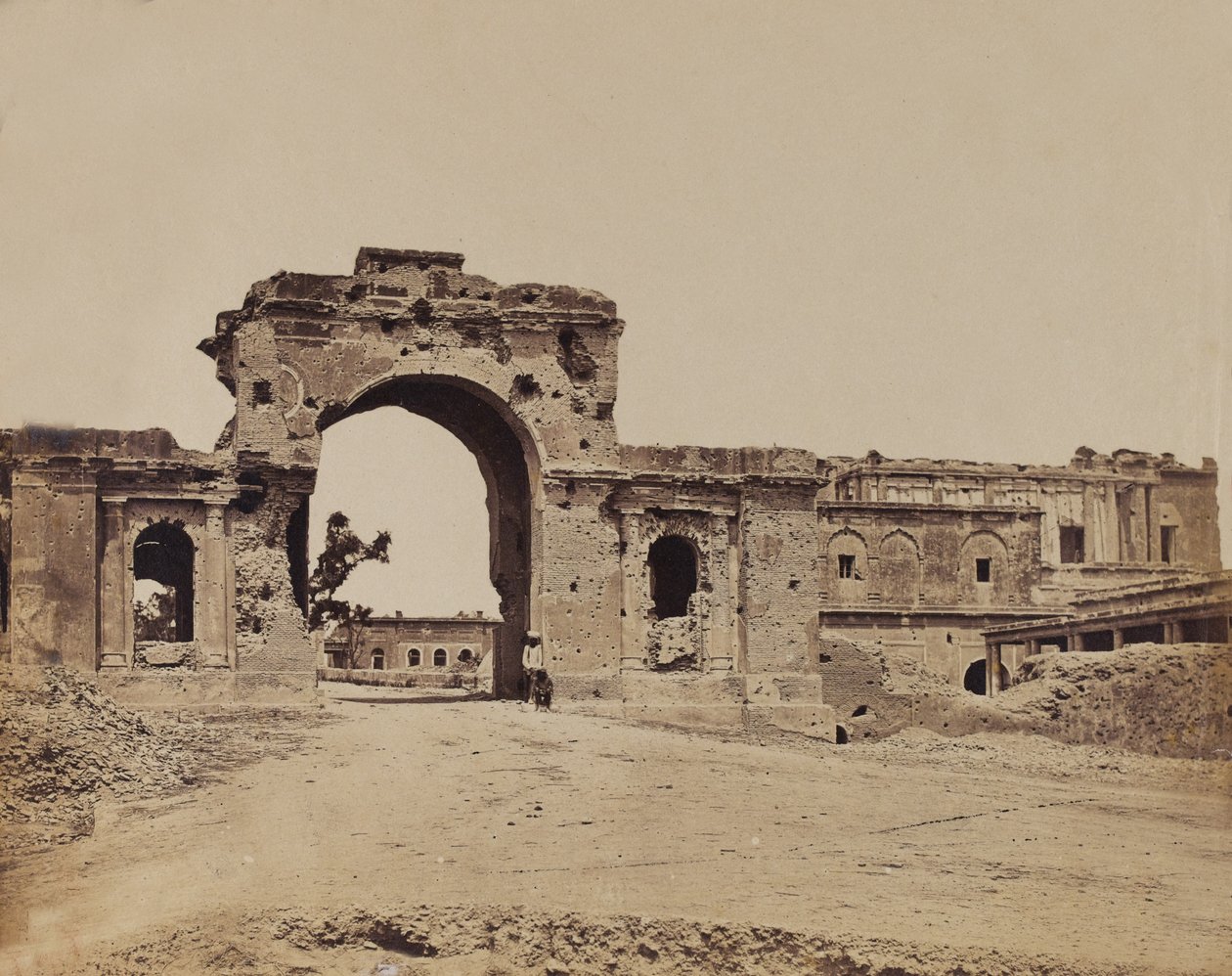 Portão arruinado, c.1858 (foto sépia) de English Photographer