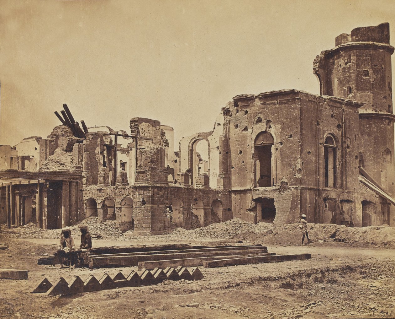 Palácio arruinado, c.1858 (foto sépia) de English Photographer