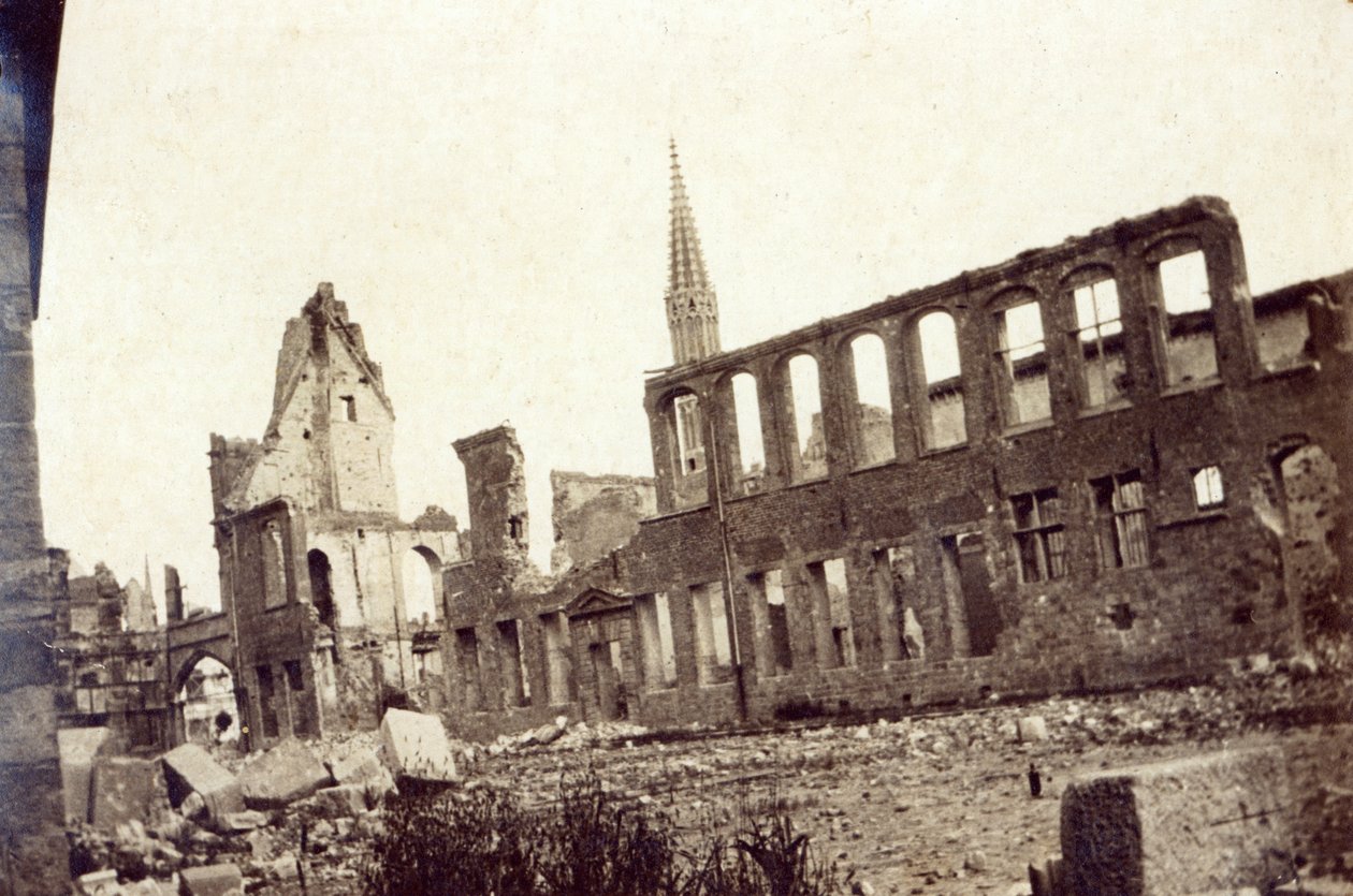 Ruínas perto da revista Powder, Ypres, junho de 1915 de English Photographer