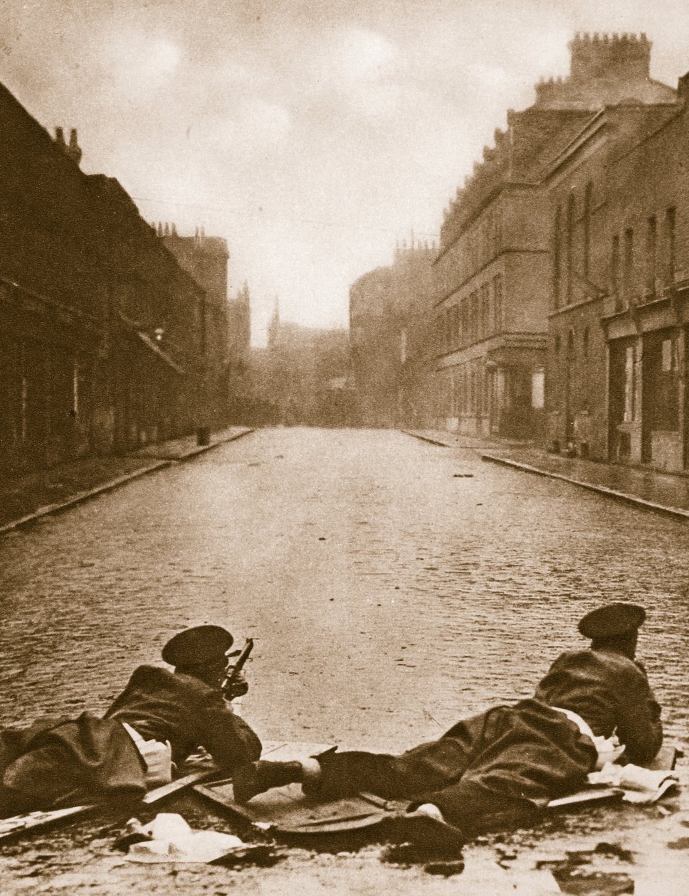 Guarda escocesa mantendo guarda em Sydney Street, 1911 (foto sépia) de English Photographer