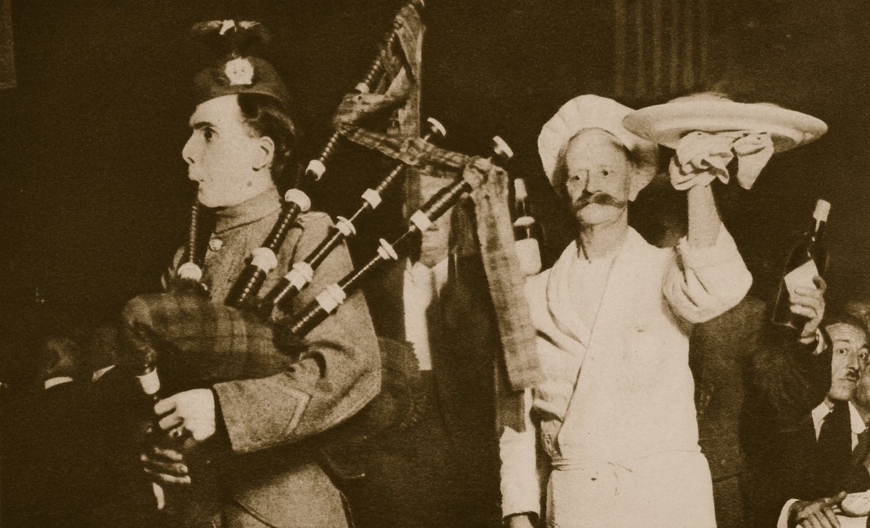 Gaiteiro escocês apresenta o haggis para um banquete da Caledônia, Londres (foto sépia) de English Photographer