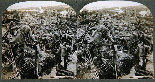 Pesquisando as ruínas, Somehwere na França, c.1914-18 (impressão de prata de gelatina) de English Photographer