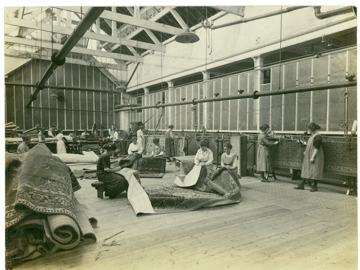 Sala de costura, fábrica de tapetes, 1923 de English Photographer