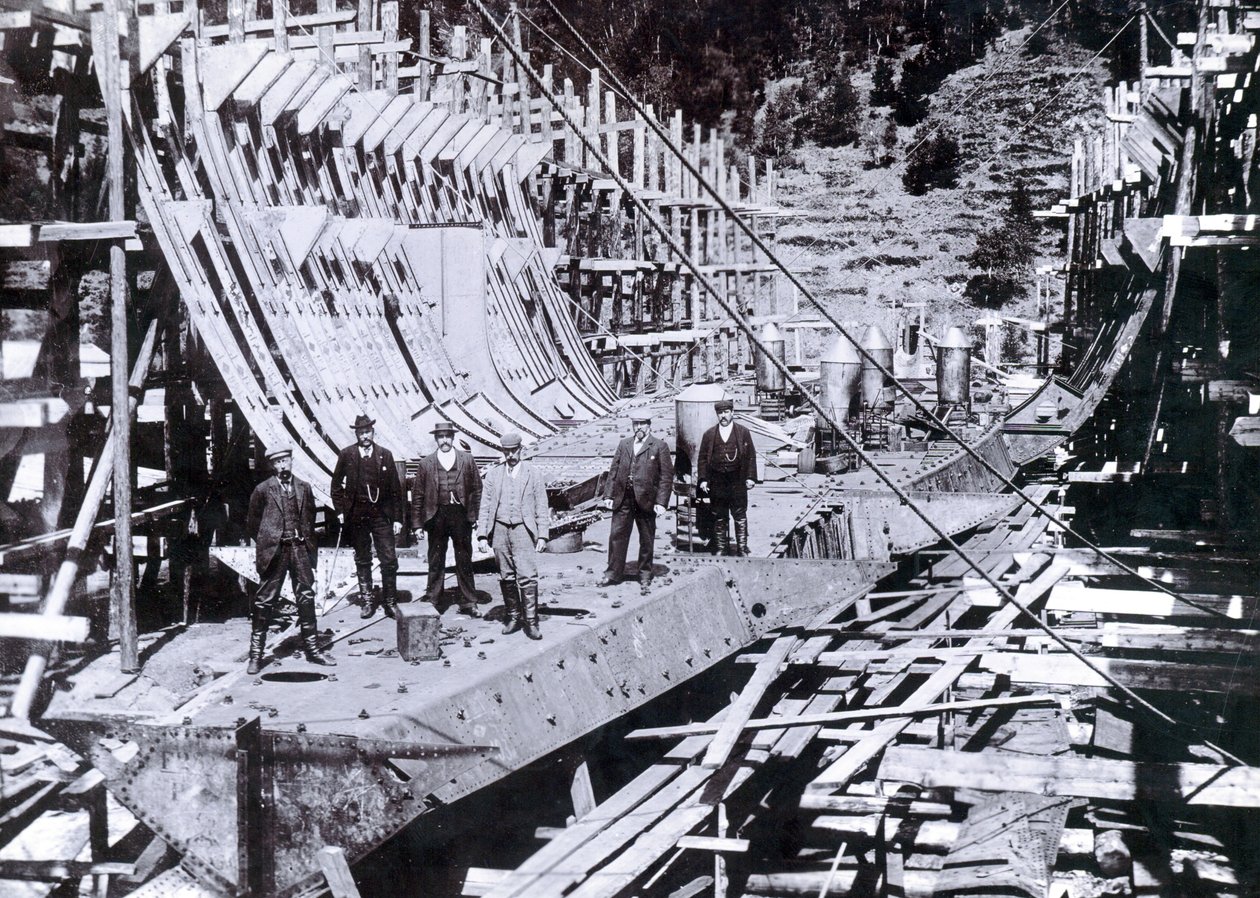 Mostrando a balsa de quebra-gelo SS Baikal parcialmente enquadrada durante a reerção na Rússia, 1896 de English Photographer