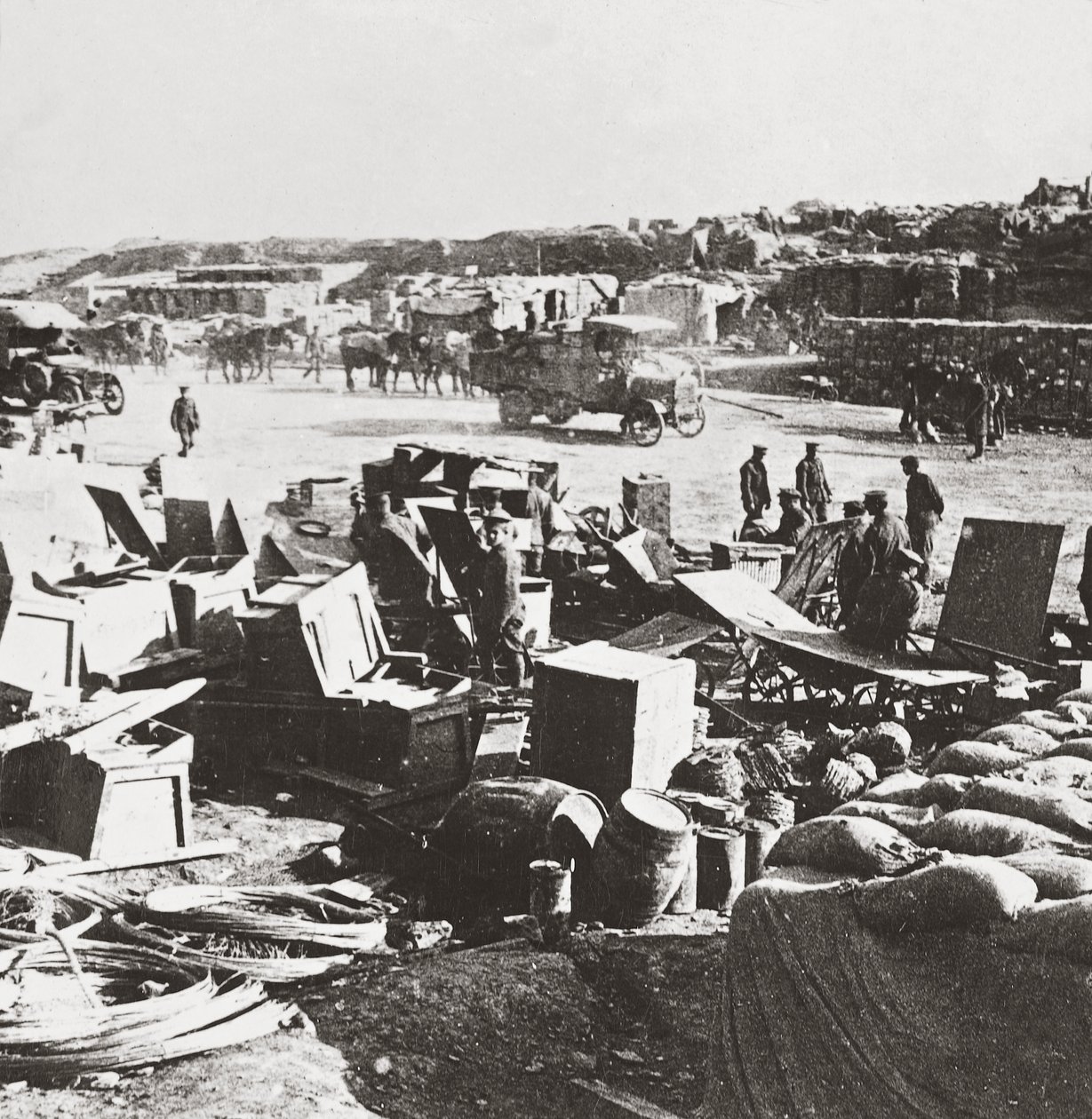 Os tendões de guerra na baía de Suvla transportaram milhares de milhas pela nossa marinha mercante de English Photographer