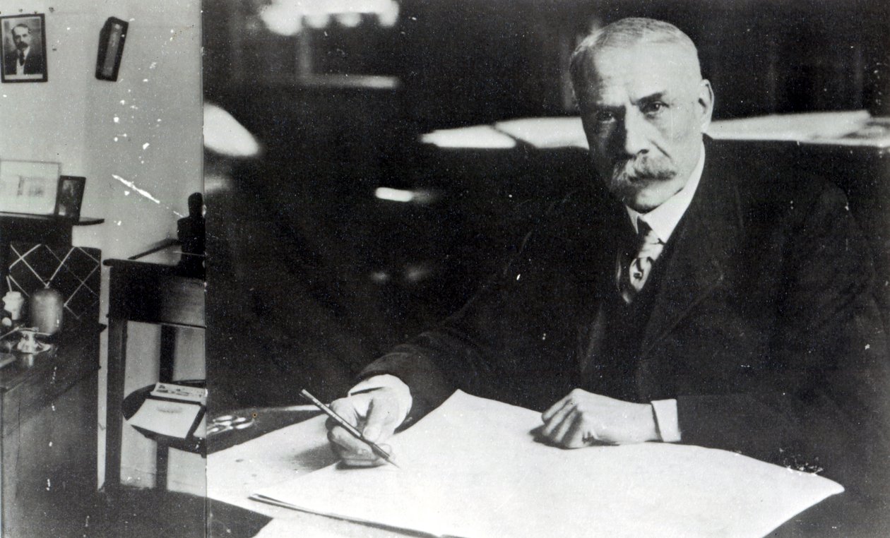 Sir Edward Elgar (1857-1934) trabalhando em uma de suas partituras orquestrais de English Photographer