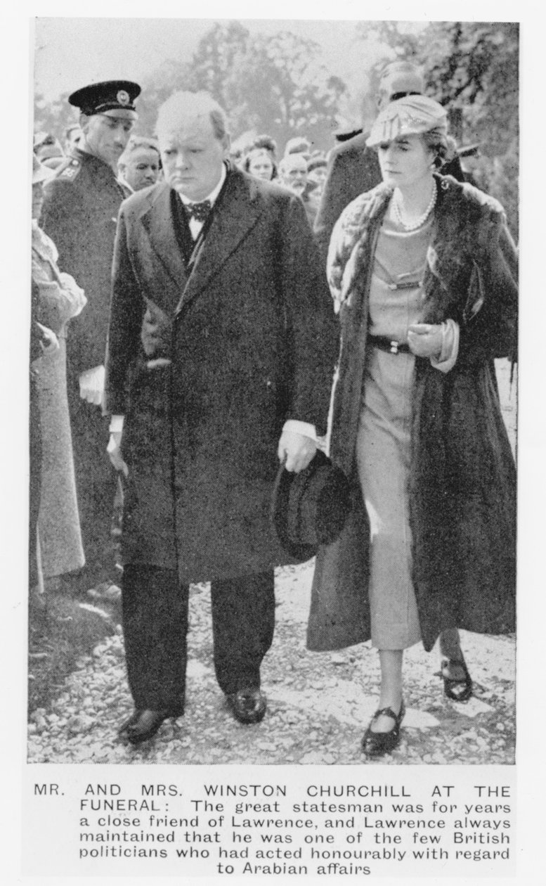 Sir Winston Churchill (1874-1965) e sua esposa, Clementine Ogilvy, no funeral de T. E Lawrence (1888-1935) 1935 de English Photographer