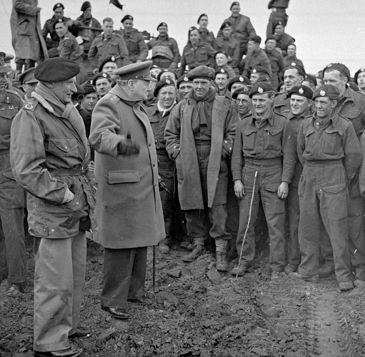 Sir Winston Churchill e o marechal de campo Bernard Montgomery visitam homens da 79ª Divisão Blindada após as travessias do Reno, em março de 1945 de English Photographer