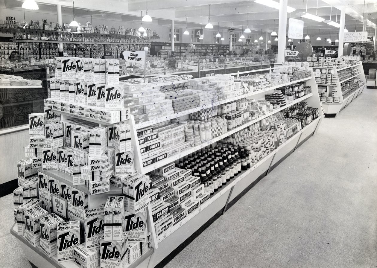 Sabão em pó corredor, loja de Woolworths, 1956 de English Photographer