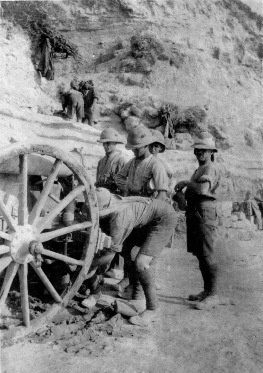Soldados consertando um canhão durante a Primeira Guerra Mundial, 1915 de English Photographer