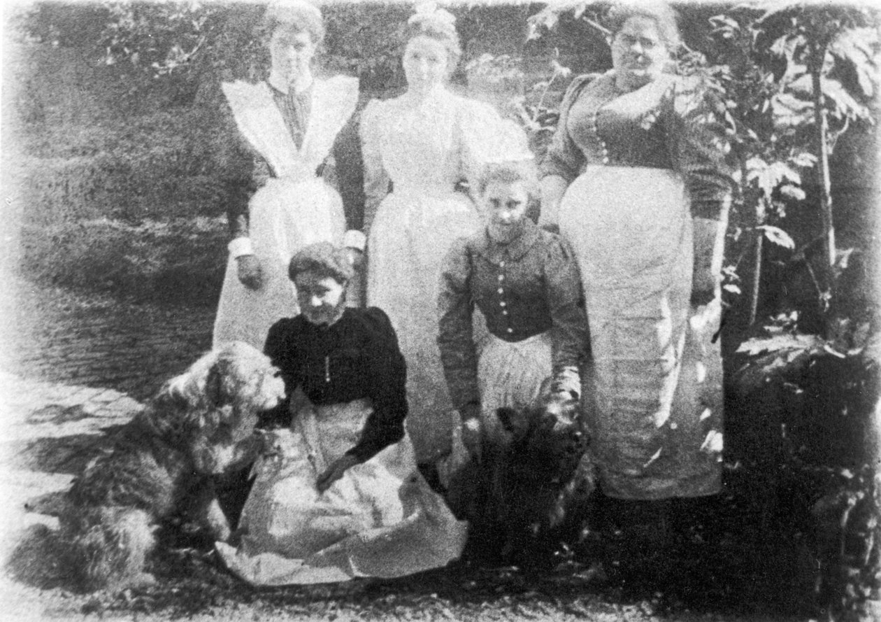 Sophia Farrell e empregadas domésticas, 1899 de English Photographer