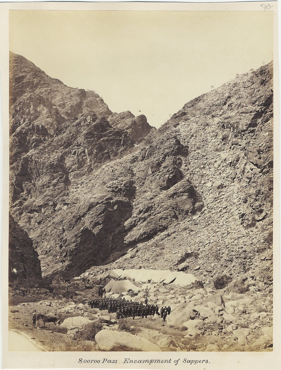 Soroo Pass, acampamento dos sapadores, pela unidade fotográfica Royal Engineers sob o sargento John Harold, 1868 (impressão de albume) de English Photographer