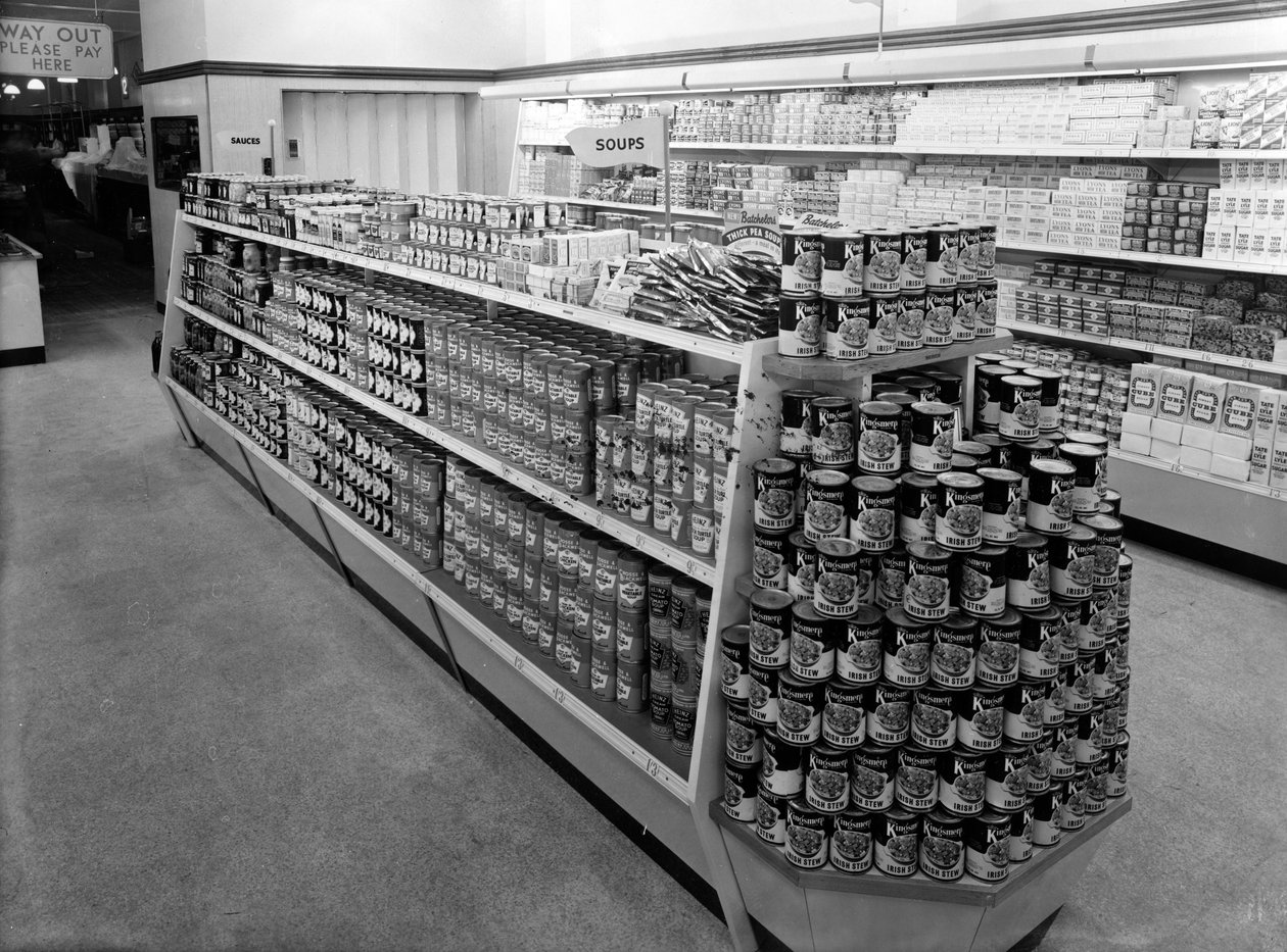 Corredor da sopa, loja de Woolworths, 1956 de English Photographer