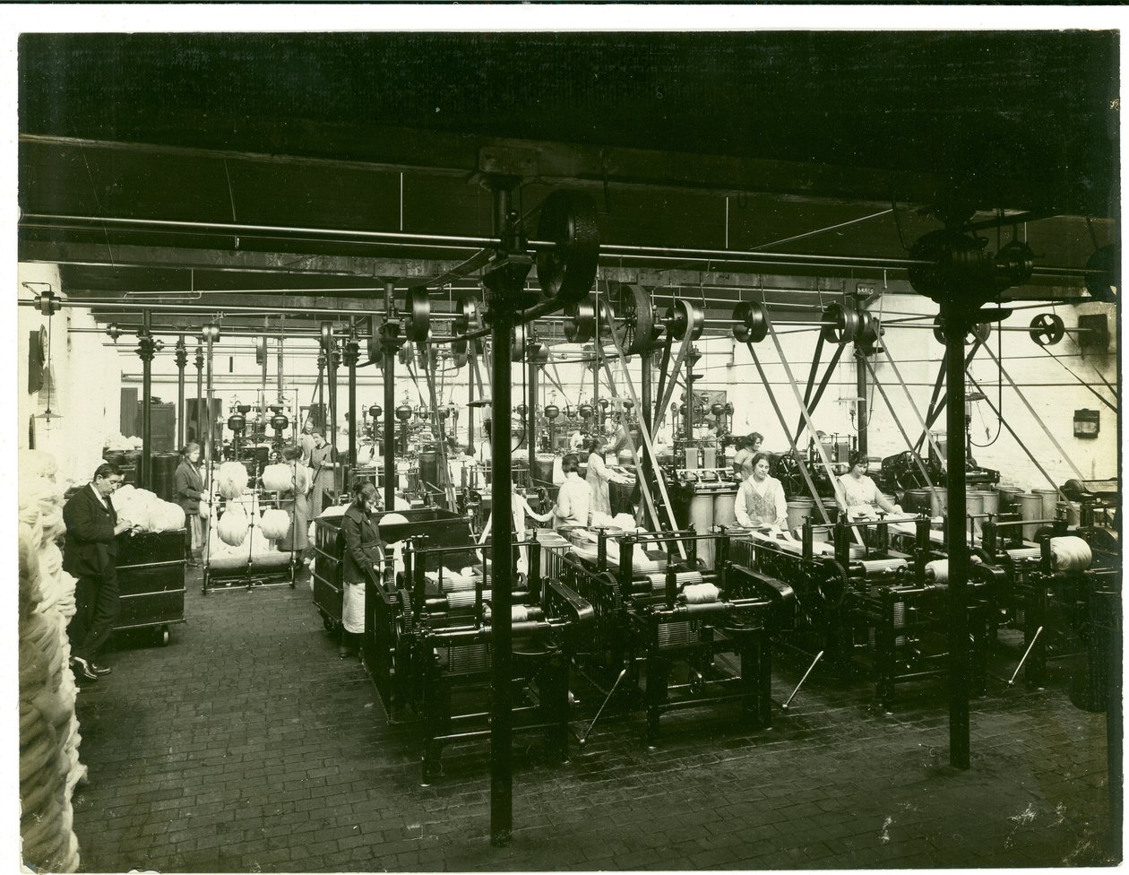 Fiação em Leas, penteadeira, 1923 de English Photographer
