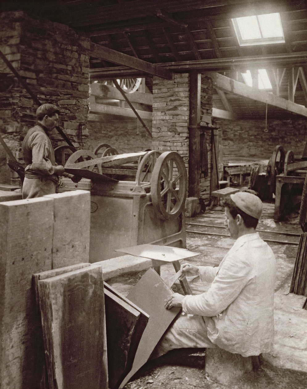 Desdobrando a lousa para ladrilhar na Llechwedd Slate Quarry, 1896 de English Photographer