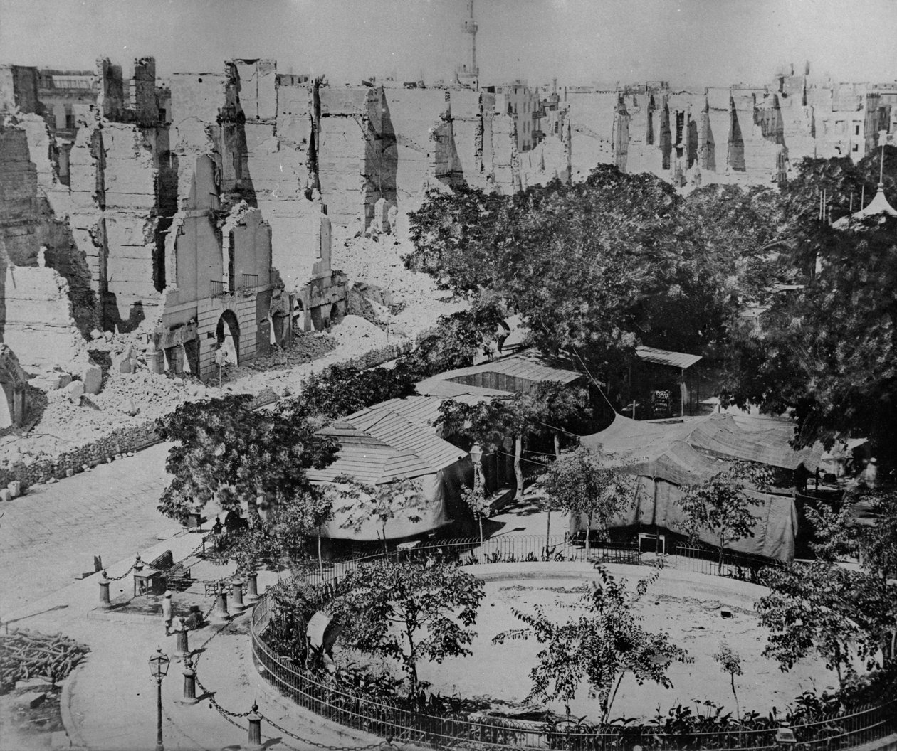 Praça destruída pelo bombardeio britânico, Alexandria, 1882 de English Photographer