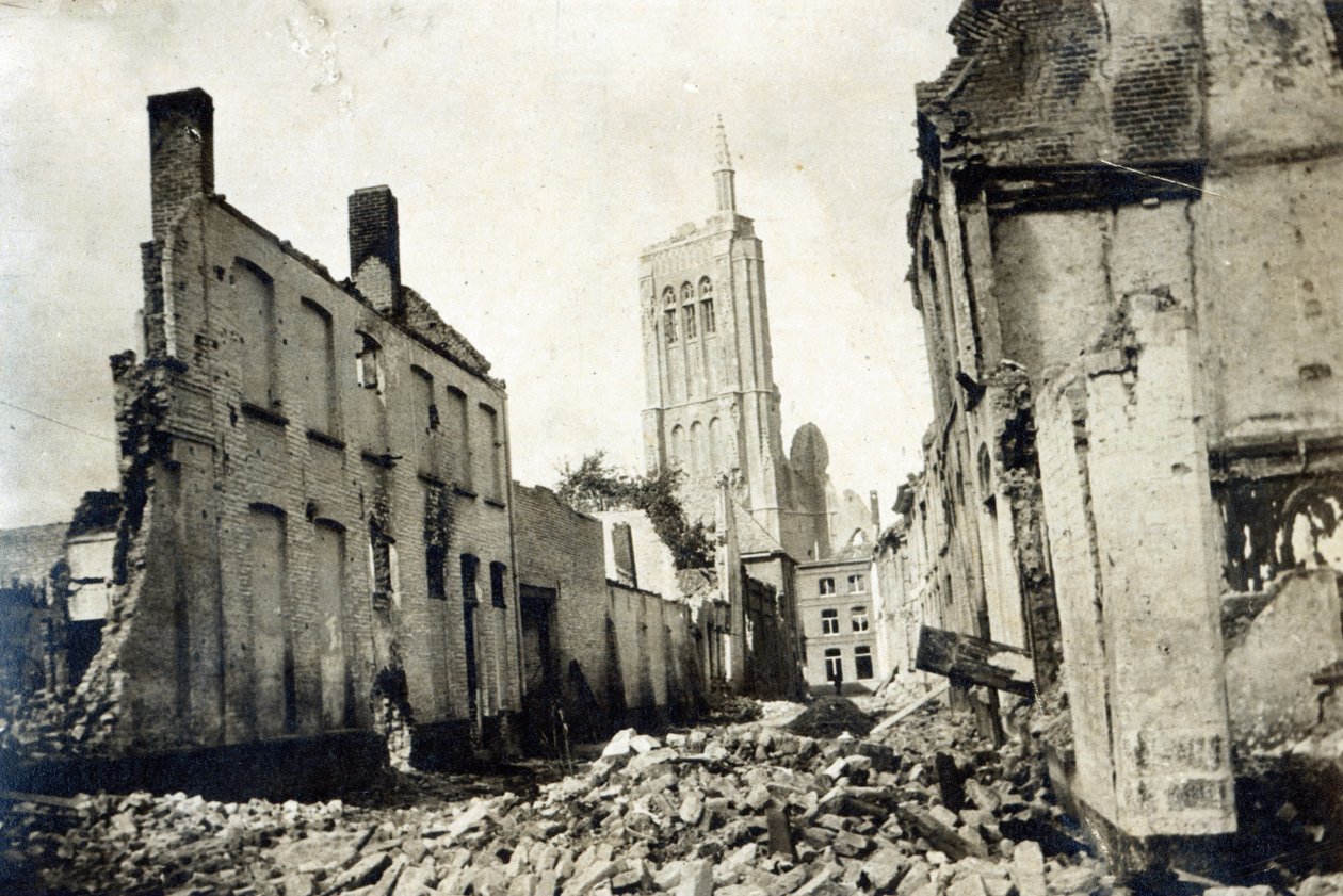 Igreja de St. Jacob, Ypres, junho de 1915 de English Photographer