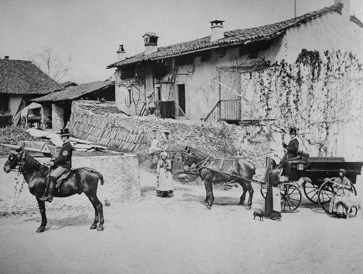 Estábulos em Villa Clara, com a carruagem do Queens, c.1870-80 de English Photographer