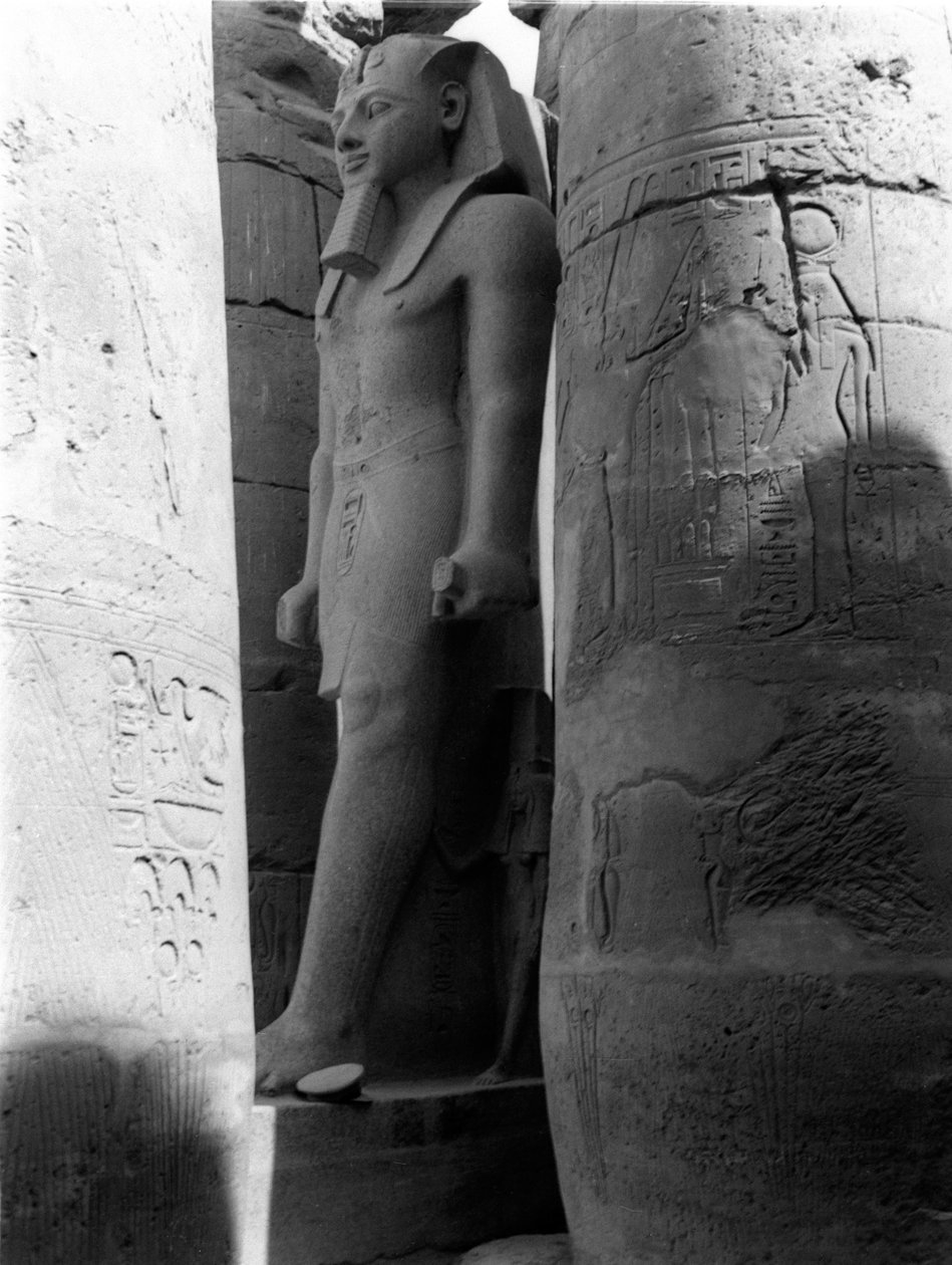 Estátua de Ramsés II, Templo de Luxor, de um álbum contendo 206 fotografias compiladas pela Major WHJ Sale, 1940-43 de English Photographer