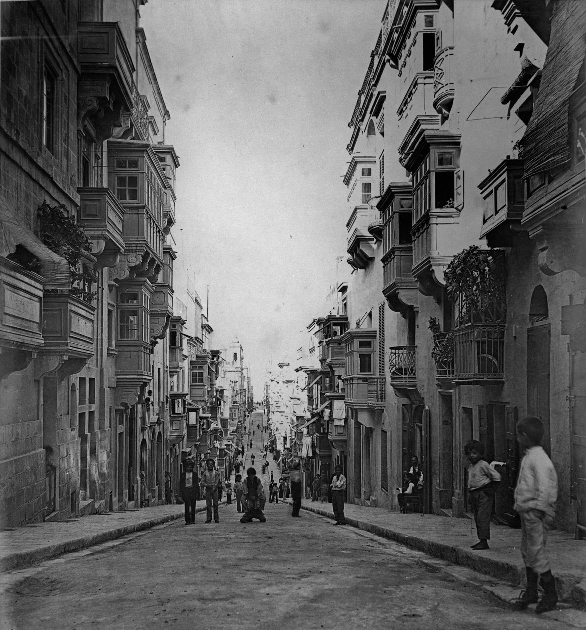 Ruas de San Paolo, Valletta c.1880-83 de English Photographer