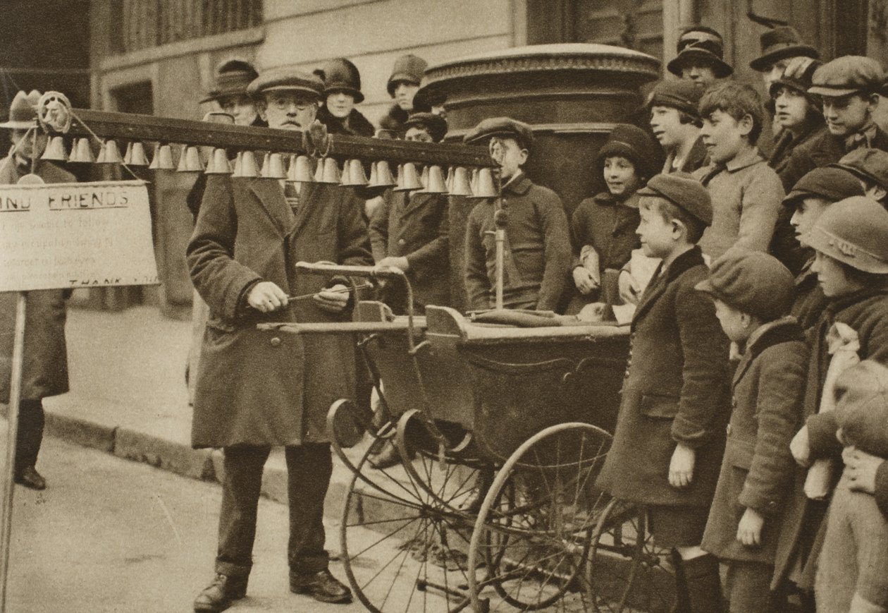 Entretenimento de rua para crianças: sinos portáteis, Londres (foto sépia) de English Photographer