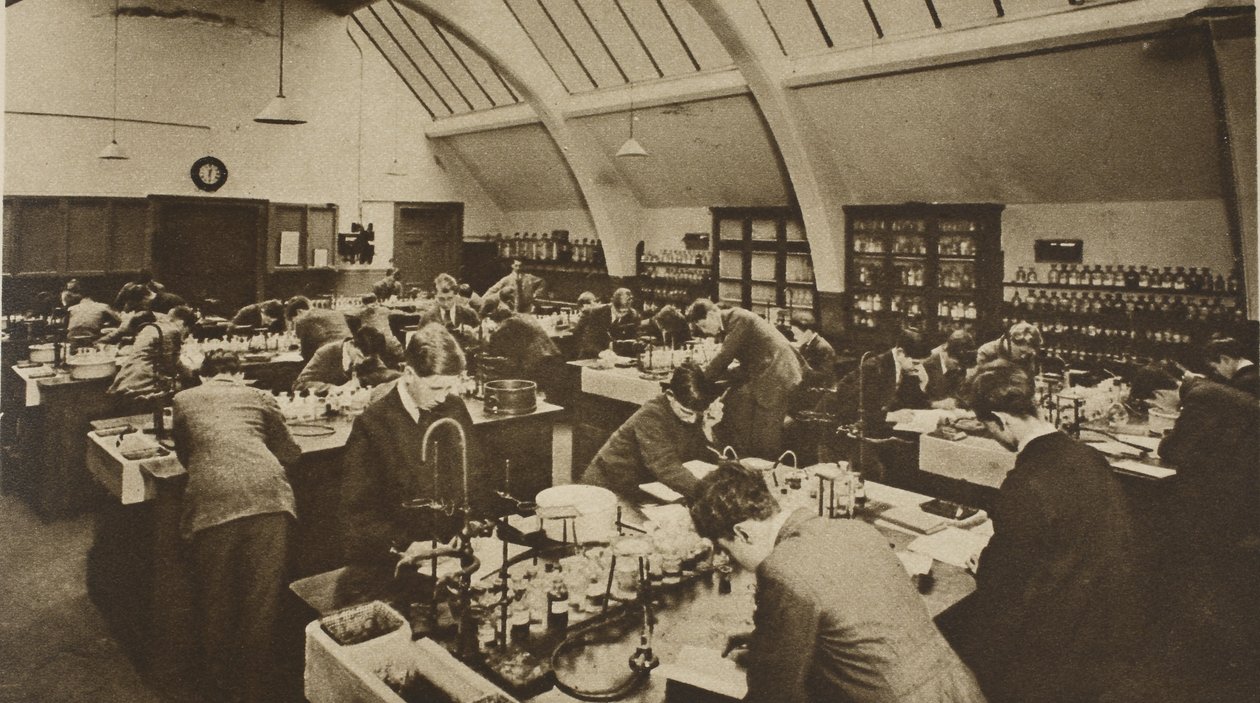 Alunos no trabalho em um laboratório politécnico (foto sépia) de English Photographer