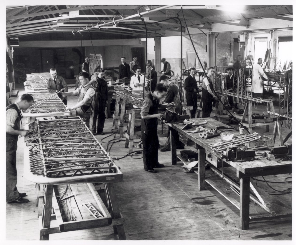 Sub-empreiteiros trabalhando na Fábrica de Aviões Blackburn em Hudswell Clarkes, c.1939-45 de English Photographer