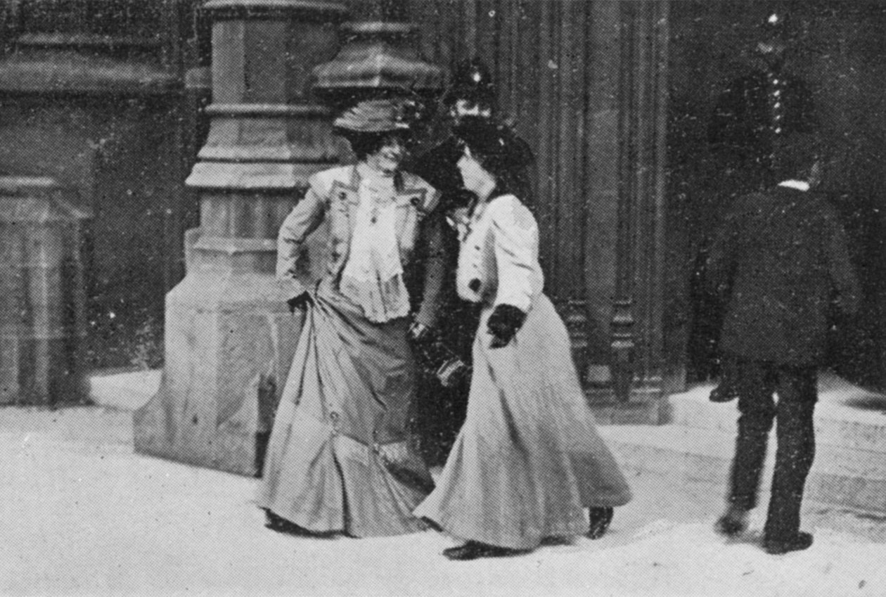 Sufragistas se afastaram, ilustração de um artigo intitulado The Reassembling of Parliament publicado em The Graphic, 27 de outubro de 1906 de English Photographer