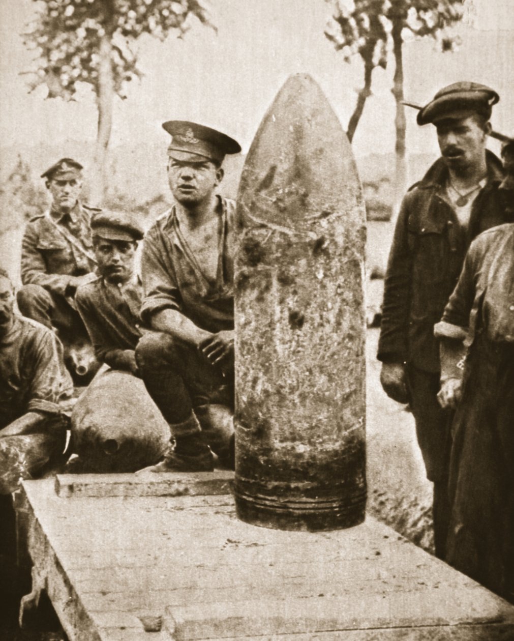 Projéteis super-dreadnaught para a grande ofensiva britânica: uma concha de 15 polegadas, de The Illustrated War News, 2 de agosto de 1916 (foto sépia) de English Photographer