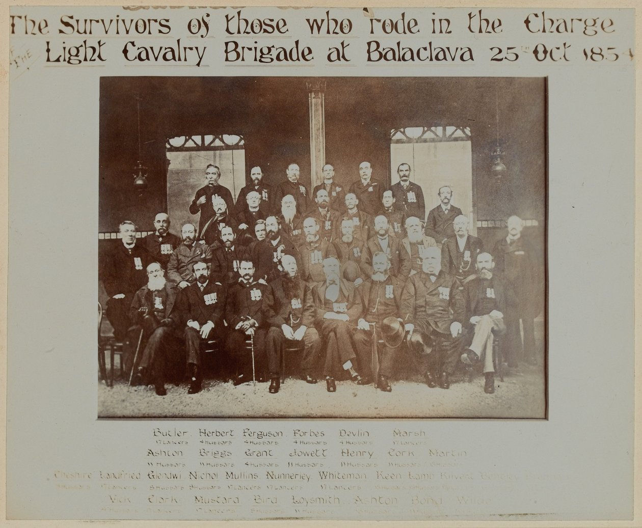 Sobreviventes da Carga da Brigada Ligeira, Batalha de Balaclava, 1854 de English Photographer