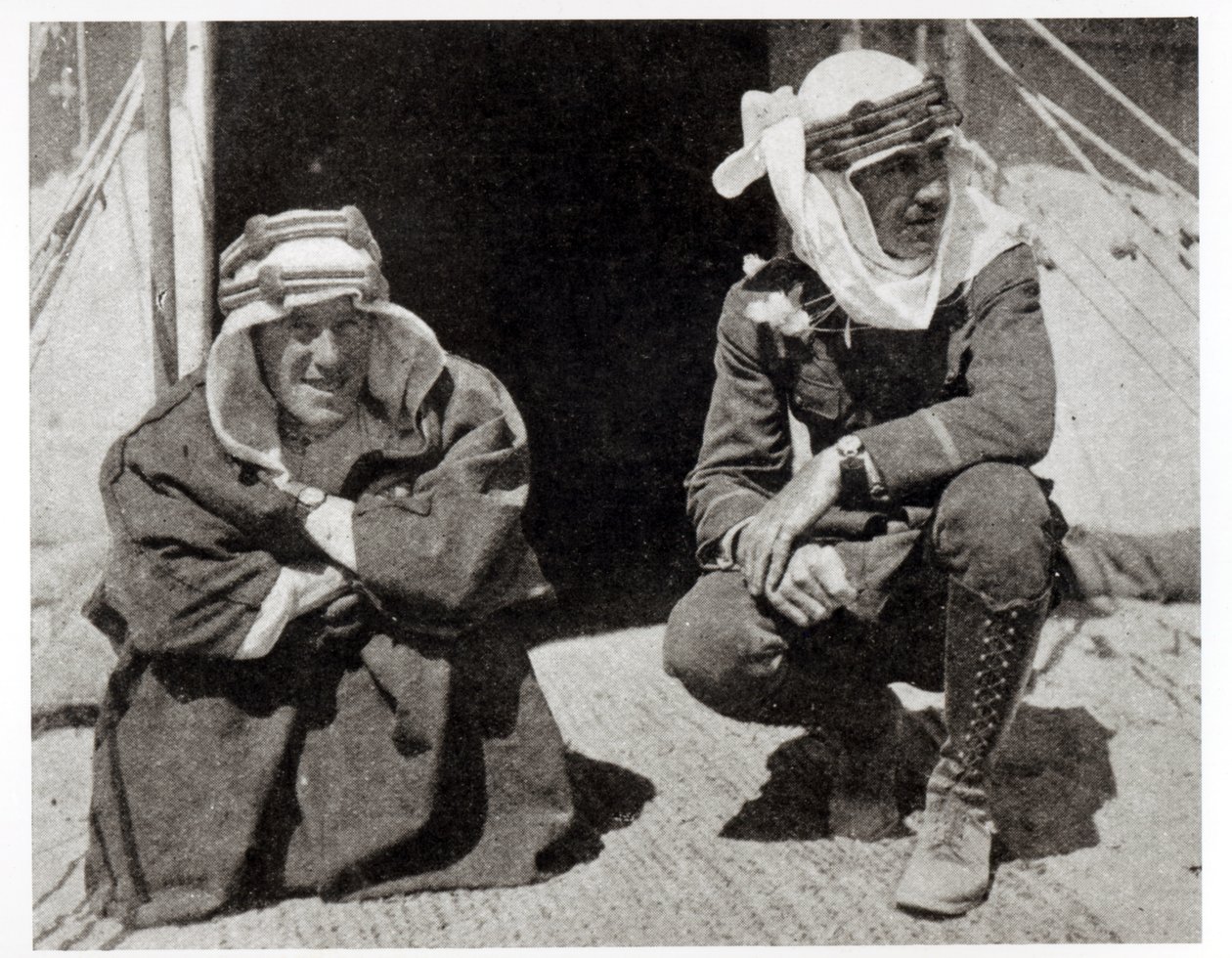 TE Lawrence e o Sr. L. Thomas fora da sua tenda, 1919 de English Photographer