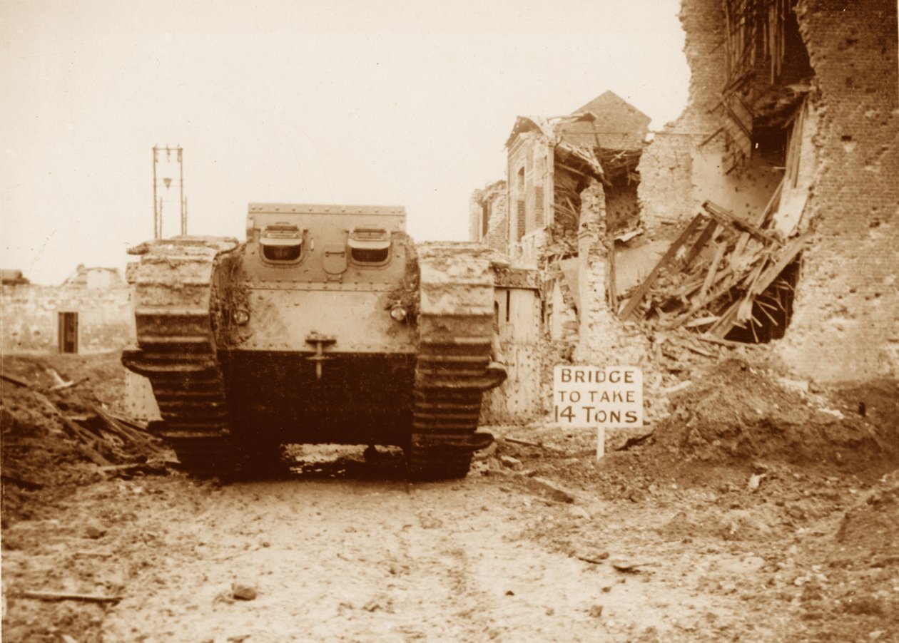 Tanque entrando em ação, 1916-17 de English Photographer