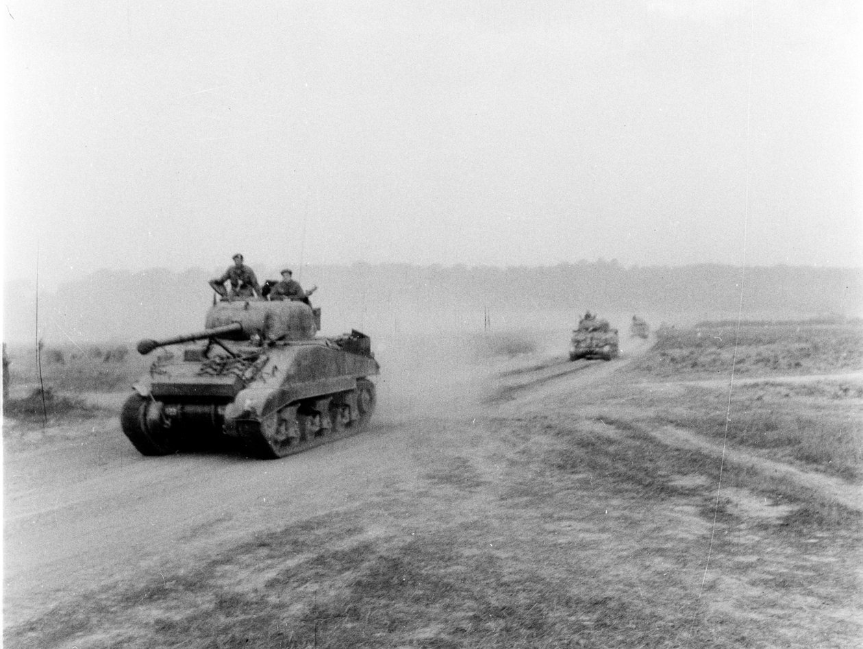 Tanques em movimento para VIRE sobre o tanque, c.1945 de English Photographer